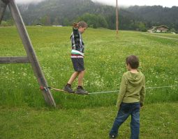 Spielplatz am Hof mit Slackline.JPG