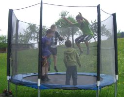 Spielplatz am Hof mit Trampolin.JPG