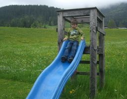 Spielplatz am Hof mit Rutsche.JPG